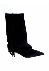 Bottine en daim noir avec bout pointu, petit talon et détails à franges latérales.
