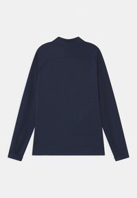 Suéter de manga larga azul marino con un cuello alto, costura visible en la parte superior de la espalda y dobladillo recto sobre un fondo blanco.