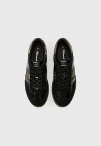 Sneakers neri con tomaia in pelle liscia, dettagli testurizzati e design con lacci. Taglia 37, dotati di soletta imbottita e suola in gomma.