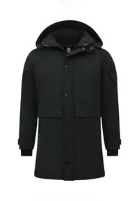 Zwarte capuchonjas gemaakt van glad materiaal, voorzien van drukknoopsluiting aan de voorkant, twee grote zakken en subtiele chevron-accenten op de mouwen.