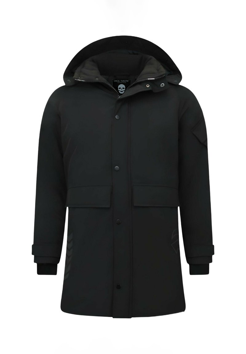 Zwarte capuchonjas gemaakt van glad materiaal, voorzien van drukknoopsluiting aan de voorkant, twee grote zakken en subtiele chevron-accenten op de mouwen.