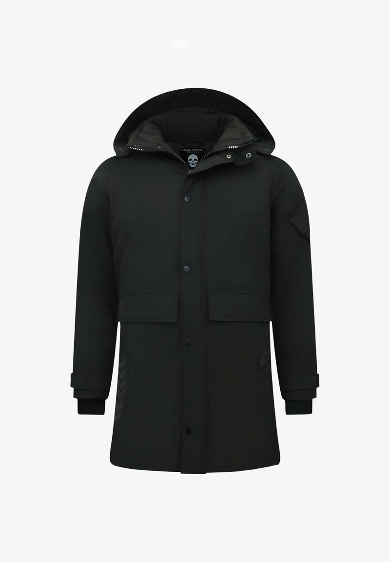 Zwarte capuchonjas gemaakt van glad materiaal, voorzien van drukknoopsluiting aan de voorkant, twee grote zakken en subtiele chevron-accenten op de mouwen.