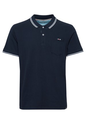 Navy modrý polo shirt z bavlny, s tříknoflíkovou légu, bílým proužkovaným límečkem a manžetami, a náprsní kapsou s dekoračním lemováním.
