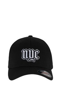 Căciulă de baseball neagră, fabricată din material textil, cu un logo alb brodat "nyc" pe față. Designul include o sesă ondulată.