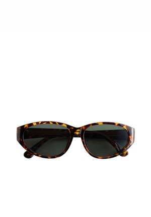 Gafas de sol con lentes oscuras y una montura curva de tipo ojo de gato en un patrón carey sobre fondo blanco.