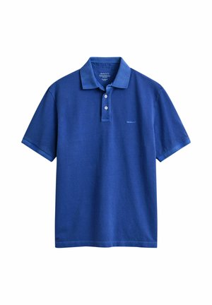 Polo a maniche corte blu con due bottoni bianchi e piccolo logo sul petto a sinistra, su sfondo bianco.