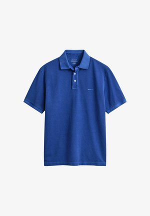 Polo a maniche corte blu con due bottoni bianchi e piccolo logo sul petto a sinistra, su sfondo bianco.