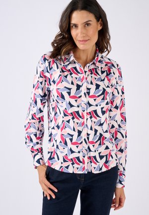 Blusa de botones con un patrón de hojas multicolores en rosa, azul marino y azul claro, hecha de una tela ligera y con mangas largas.