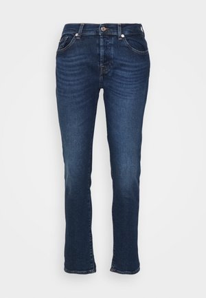 Dunkelblaue Jeans mit geradem Bein, vorderer Knopf- und Reißverschluss sowie fünftaschen Design auf weißem Hintergrund.
