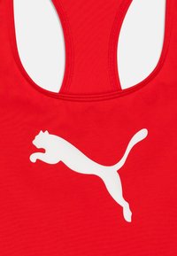 Top atlético vermelho sem mangas com decote em forma de U e um grande logotipo branco da Puma. O material parece liso e elástico, ideal para vestuário desportivo.