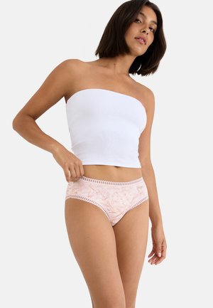 Top bianco senza spalline e slip rosa con motivo a foglie e bordatura in pizzo. Lo slip presenta un delicato motivo a foglie e un tessuto elastico e morbido.