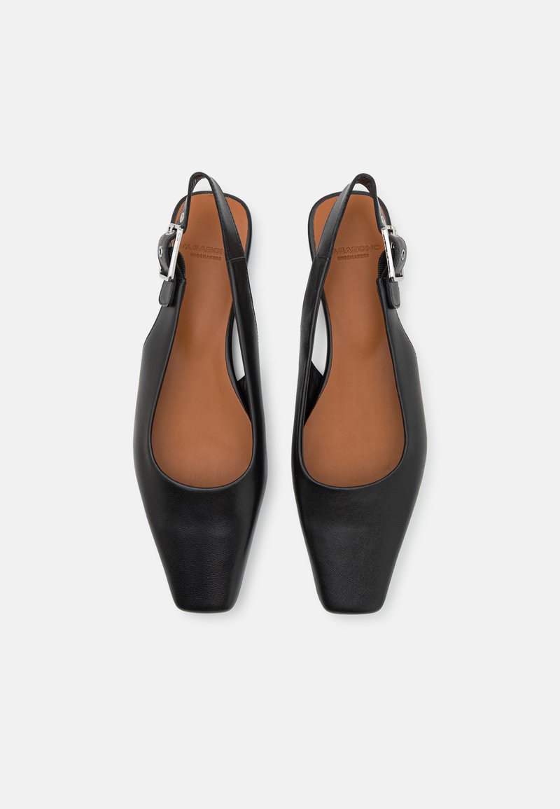 Zapatos slingback de cuero negro con punta cuadrada, lados abiertos y un detalle de hebilla plateada. Textura suave con una plantilla color marrón.