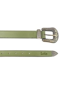Cinturón de cuero verde con hebilla de tono plateado ornamentada. Presenta cinco agujeros para ajuste y diseño de extremo puntiagudo, acentuado con detalles en relieve.