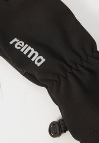 Svart stoffhanske med elastisk ankel og justerbar svart plastlås, med hvit "reima" logo på baksiden.