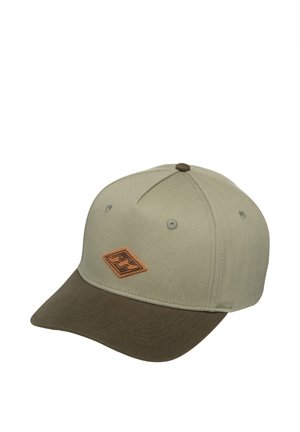 Tweekleurige baseballpet met lichtbeige kroon en donker olijfgroene gebogen klep, met een klein bruin patchje met golfmotief op het voorpaneel.