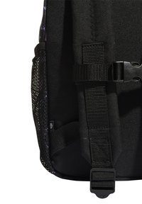 Černý batoh s boční kapsou z mikrovlákna, nastavitelnými popruhy a pevným sponou na uzavření. Texturovaná tkanina zajišťuje trvanlivost a pevnost.