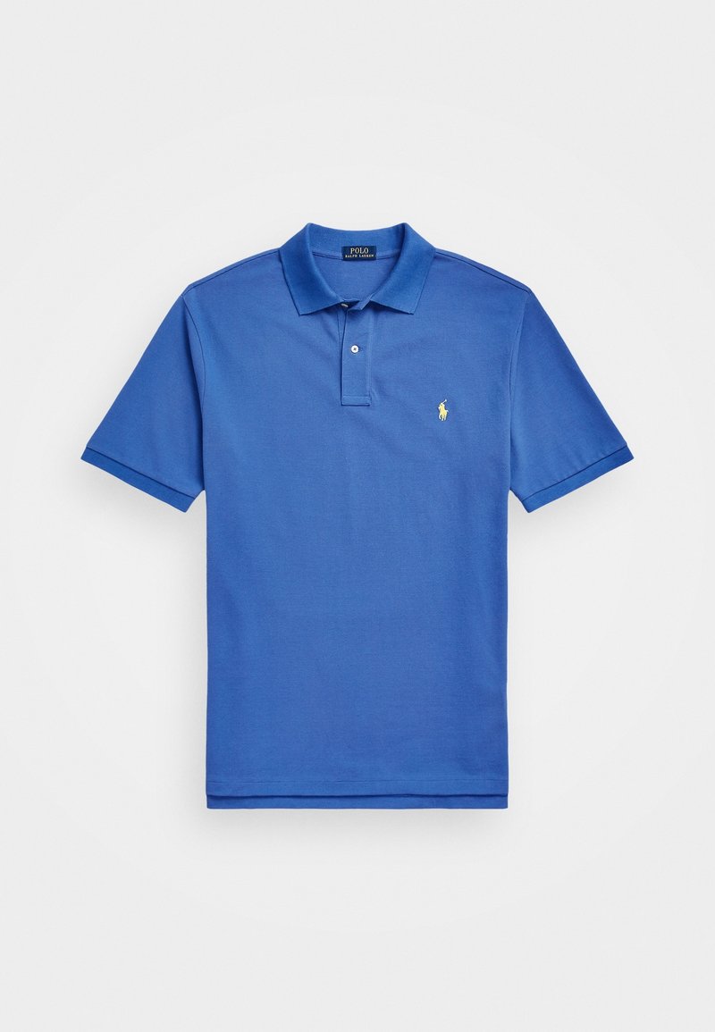 Blaues kurzärmliges Polohemd mit Kragen, zwei Knöpfen und kleinem gelbem gesticktem Logo auf der linken Brust.