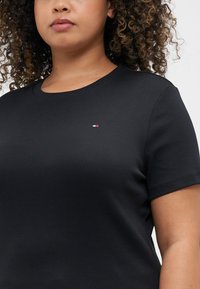 Svart kortärmad t-shirt i mjuk bomull. Har en liten flerfärgad logotyp på bröstet och en klassisk rund halsringning.