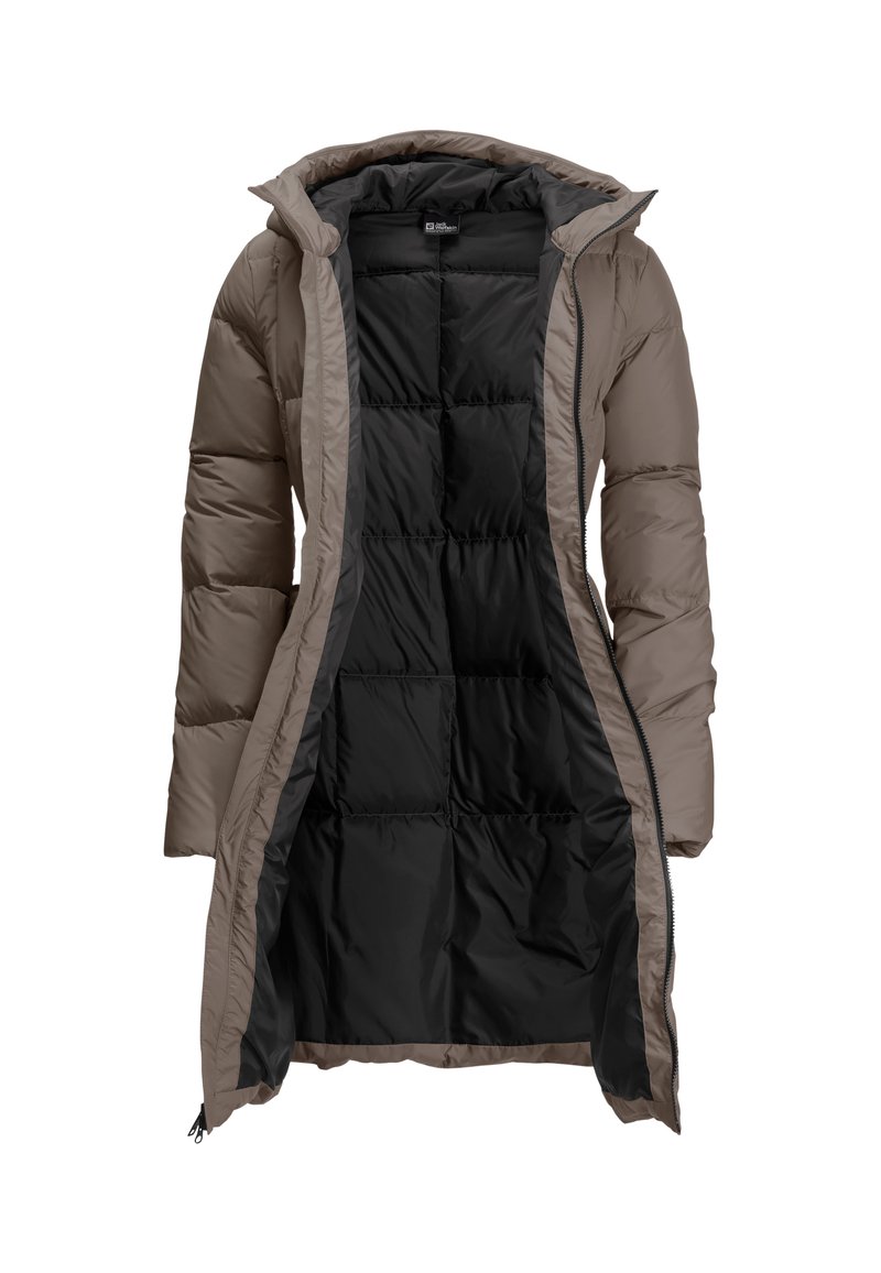 Kurtka puchowa w kolorze taupe o pikowanej konstrukcji. Posiada kaptur, czarne podszycie i zamek błyskawiczny na całej długości. Gładka tkanina.