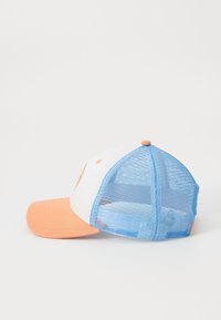 Gorra de camionero con un panel frontal blanco, visera naranja y parte trasera de malla azul. Cuenta con un botón superior redondeado y un cierre a presión ajustable.