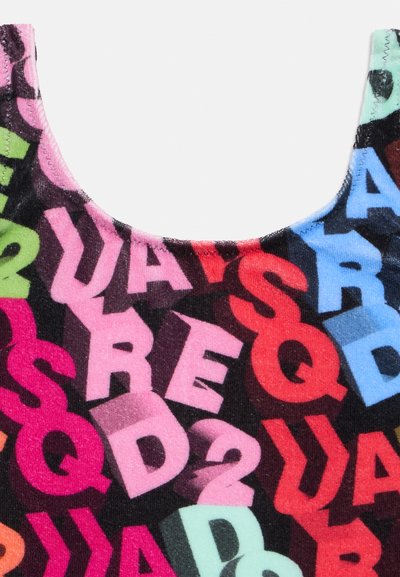 Lettres et chiffres colorés qui se chevauchent en rose, rouge, bleu, vert et noir sur un tissu avec un col arrondi, ressemblant à un haut sans manches.