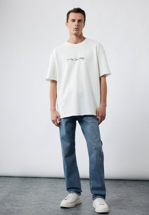 - T-shirt z nadrukiem