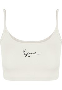 Hvit ribbet crop topp med tynne stropper og en rund hals. Har en svart brodert logo foran, med en glatt tekstur gjennom hele.