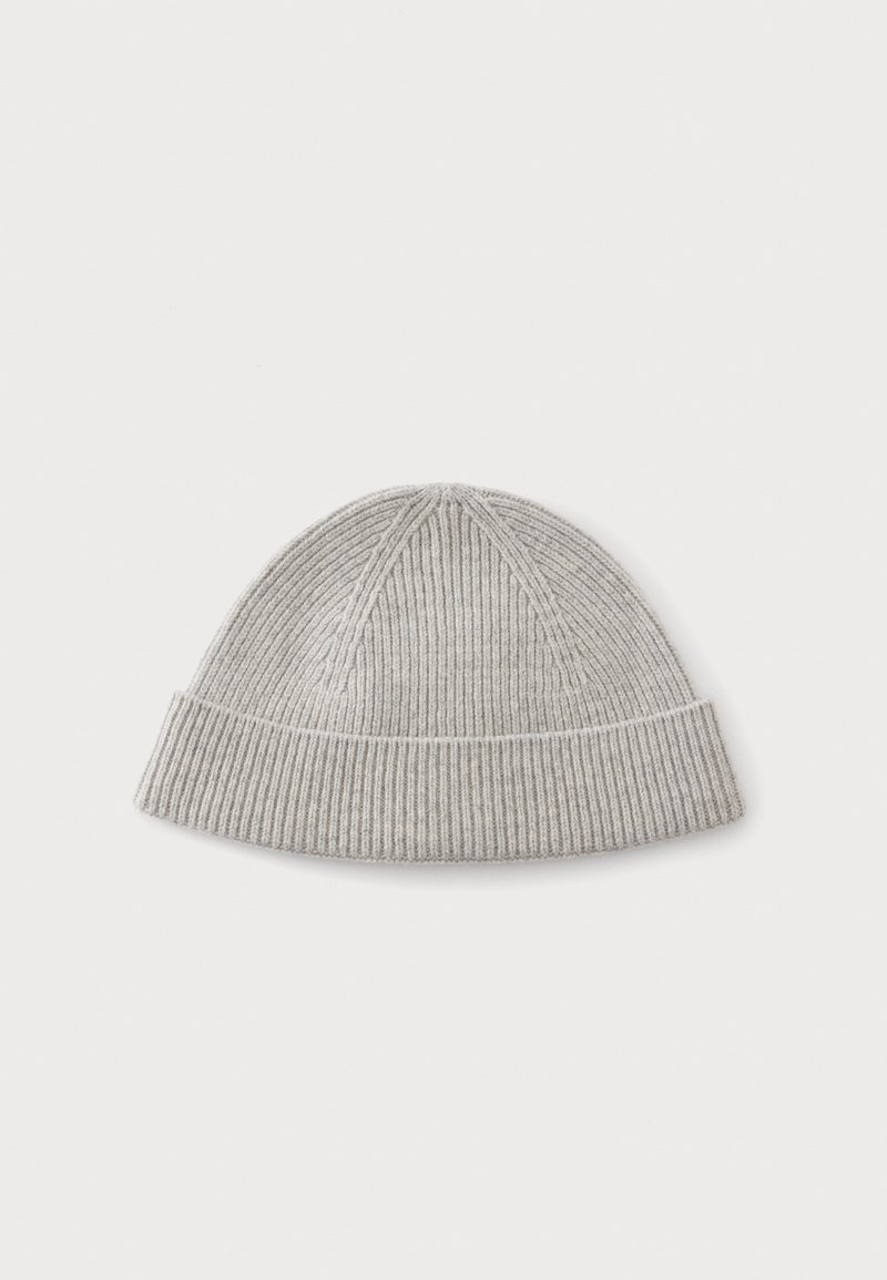 Bonnet en tricot côtelé gris clair avec revers, présenté à plat sur un fond blanc uni.