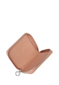 Portafoglio rosa con zip, esterno testurizzato e interno liscio. Dotato di molteplici scomparti per carte e di un ciondolo metallico sul cursore della zip.