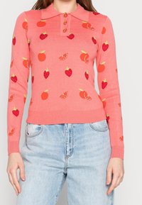 Maglione rosa a maniche lunghe con motivi di frutta, inclusi fragole e arance, con un colletto e chiusura a tre bottoni.