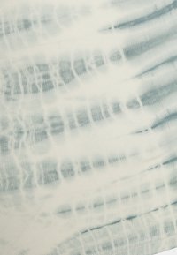 Tie-Dye-Stoff mit einem hellen Creme-Hintergrund, der abstrakte blaue und graue Wirbel und Muster zeigt, glatte Textur und weiche Oberfläche.