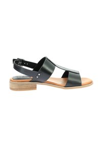 Sandale en cuir noir à bout ouvert, conçue avec deux larges sangles et une bride arrière. Présente un petit talon empilé et une semelle de couleur naturelle.