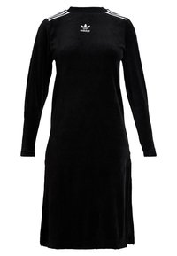 Svart långärmad klänning i mjukt tyg, med vita tre-stripes detaljer på axlarna och en Adidas-logotyp på bröstet.