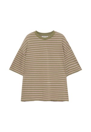 T-shirt oversize vert olive avec de fines rayures horizontales roses et un col rond, présenté à plat sur un fond blanc.