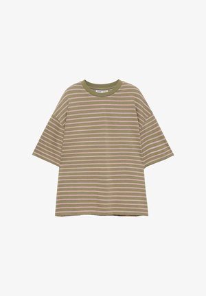 T-shirt oversize vert olive avec de fines rayures horizontales roses et un col rond, présenté à plat sur un fond blanc.