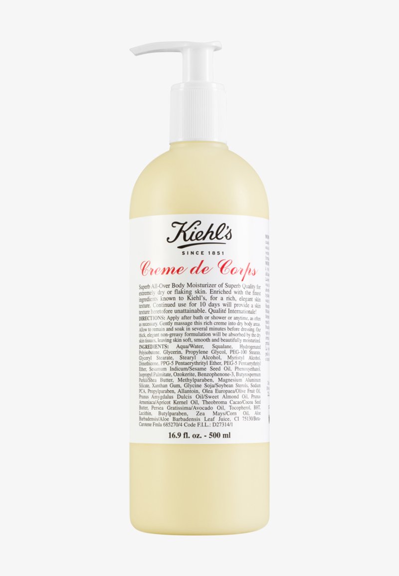 Kiehl's Crème de Corps, 500 mL, beige Kunststoffflasche mit Pumpenständer, mit schwarzem Text und einem weißen Etikett, das die Inhaltsstoffe und Anwendung beschreibt.
