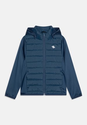 Veste à capuche bleu marine avec panneau avant matelassé, fermeture éclair intégrale à l’avant, manches longues et petit logo blanc sur la poitrine.