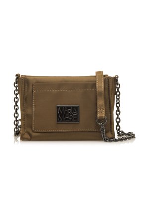 Braune Nylon-Crossbody-Tasche mit einer Kettenriemen, rechteckiger Form, mit einer Fronttasche und einem Logo-Patch in Schwarz.
