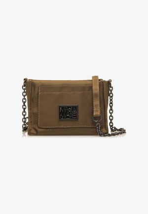 Braune Nylon-Crossbody-Tasche mit einer Kettenriemen, rechteckiger Form, mit einer Fronttasche und einem Logo-Patch in Schwarz.