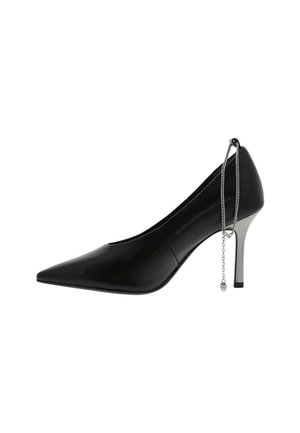 Scarpa nera con punta a stiletto e tacco sottile argentato, decorata con una catena argentata che pende dalla parte posteriore.