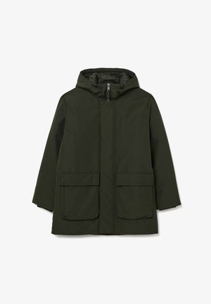 Impermeabile verde con cappuccio, due tasche frontali e chiusura con zip. Presenta un taglio dritto e una trama liscia del tessuto.