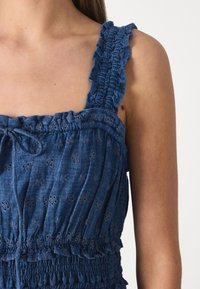 GAP GAP X DÔEN EYELET DNM MIDI DRESS - Vestido informal - medium indigo