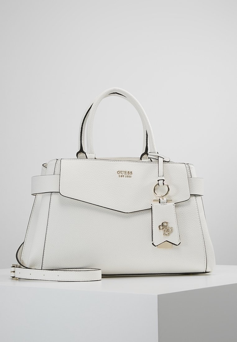 Valkoinen kivetty nahkakäsilaukku, jossa on jämäkkä muotoilu, mustat yksityiskohdat, kaksinkertaiset kahvat, irrotettava hihna ja kultainen logo-ominaisuus.