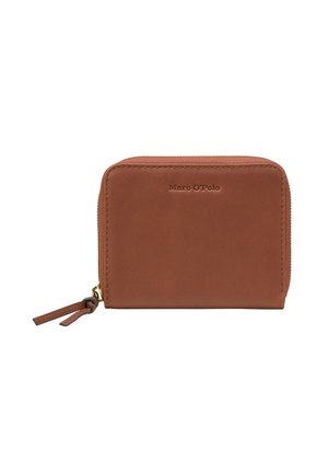 Brauner Leder-Wallet mit rechteckiger Form, Reißverschluss, auf der Vorderseite geprägtes Logo und einem kleinen Leder-Zipfel. Glatte Textur.
