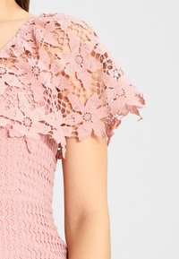 Love Triangle Robe fourreau - light pink