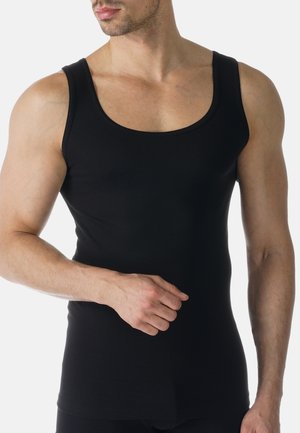 Schwarzes ärmelloses Tanktop in taillierter Form, hergestellt aus glattem Stoff mit rundem Halsausschnitt und weit geschnittenen Armausschnitten, in einfarbiger Ausführung.