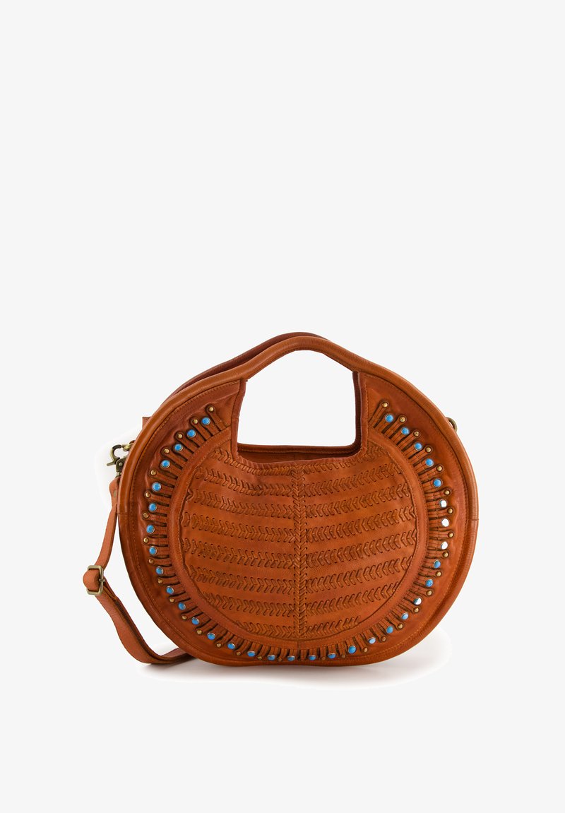 Sac à main en cuir rond de couleur marron chaud, avec des coutures complexes et des accents de perles bleues. Comprend une petite poignée et une bandoulière amovible.