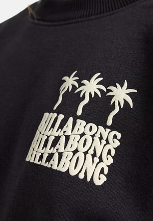 Zwarte sweatshirt met witte geborduurde tekst "BILLABONG" in een gestapeld ontwerp, verfraaid met drie palmbomen grafieken. Zachte textuur.