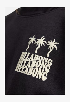 Schwarzer Kapuzenpullover mit weißen gestickten Text "BILLABONG" in einem gestapelten Design, akzentuiert mit drei Palmen-Grafiken. Weiche Textur.