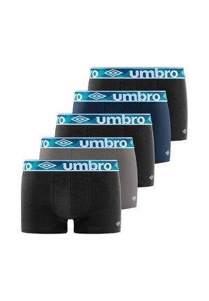 Cinq paires de boxers pour hommes en noir, gris et bleu marine, chacune avec une ceinture bleue arborant la marque "umbro" en blanc ainsi que des logos en forme de losange.
